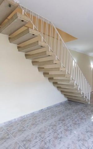 Casa à venda com 210m², 3 quartos e 2 vagas1o. Andar - Sala
