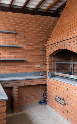 Casa à venda com 210m², 3 quartos e 2 vagasFundos - Churrasqueira