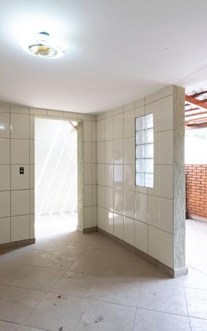 Casa à venda com 210m², 3 quartos e 2 vagasFundos - Salão de festas