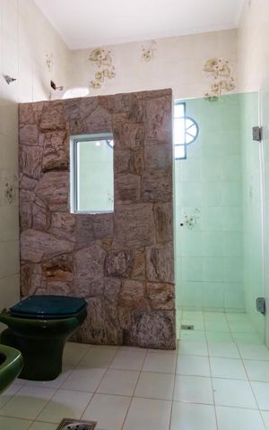 Casa para alugar com 650m², 4 quartos e 8 vagas Casa para alugar com 650m², 4 quartos e 8 vagasBanheiro da Suíte 04