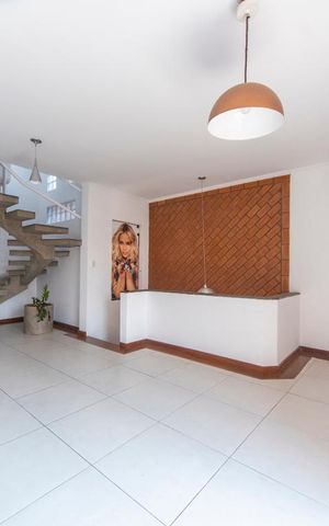 Casa à venda com 225m², 4 quartos e 5 vagas Casa à venda com 225m², 4 quartos e 5 vagasSala