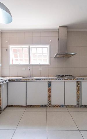 Casa à venda com 225m², 4 quartos e 5 vagas Casa à venda com 225m², 4 quartos e 5 vagasCozinha