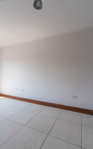Casa à venda com 225m², 4 quartos e 5 vagas Casa à venda com 225m², 4 quartos e 5 vagasSala