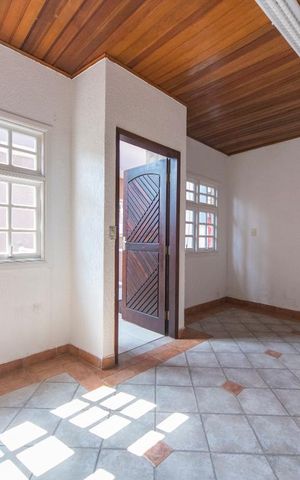 Casa à venda com 225m², 4 quartos e 5 vagas Casa à venda com 225m², 4 quartos e 5 vagasSala de TV