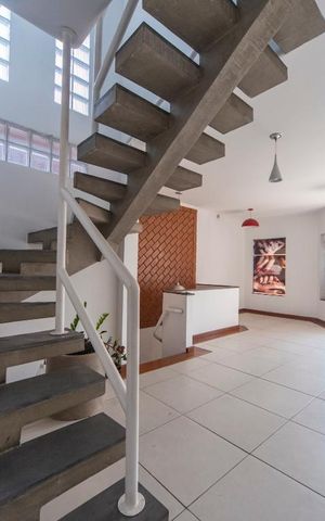 Casa à venda com 225m², 4 quartos e 5 vagas Casa à venda com 225m², 4 quartos e 5 vagasSala