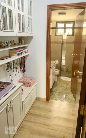 Apartamento à venda com 200m², 4 quartos e 3 vagas Apartamento à venda com 200m², 4 quartos e 3 vagasCloset