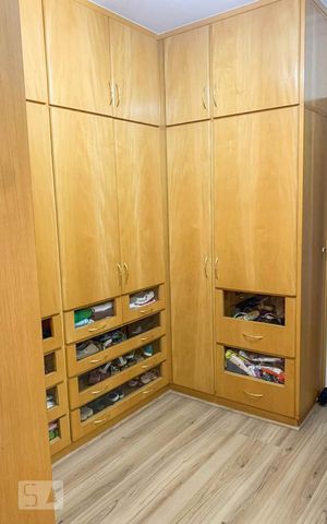 Apartamento à venda com 200m², 4 quartos e 3 vagas Apartamento à venda com 200m², 4 quartos e 3 vagasCloset