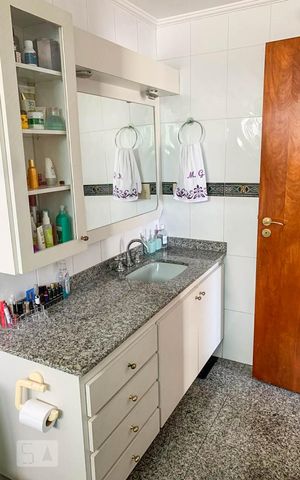 Apartamento à venda com 200m², 4 quartos e 3 vagas Apartamento à venda com 200m², 4 quartos e 3 vagasBanheiro 1