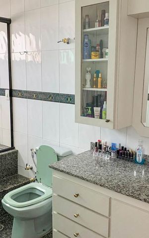Apartamento à venda com 200m², 4 quartos e 3 vagas Apartamento à venda com 200m², 4 quartos e 3 vagasBanheiro 1