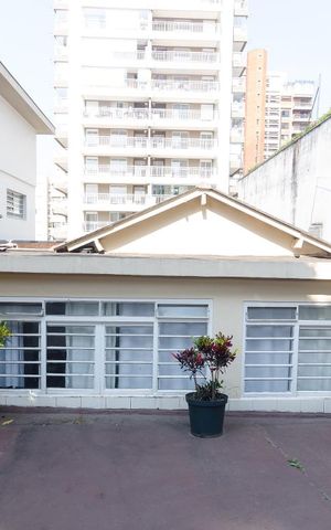 Casa à venda com 400m², 4 quartos e 6 vagas Casa à venda com 400m², 4 quartos e 6 vagasFachada