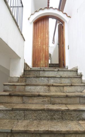 Casa para alugar com 200m², 3 quartos e 4 vagasEscadas de Entrada