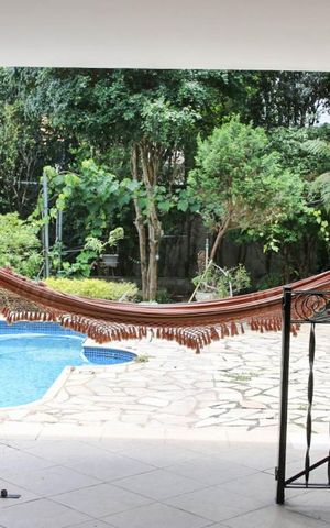 Casa à venda com 350m², 4 quartos e 3 vagas Casa à venda com 350m², 4 quartos e 3 vagasPiscina