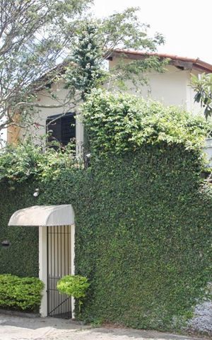 Casa à venda com 350m², 4 quartos e 3 vagas Casa à venda com 350m², 4 quartos e 3 vagasFachada