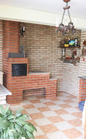 Casa à venda com 350m², 4 quartos e 3 vagas Casa à venda com 350m², 4 quartos e 3 vagasCozinha rustica