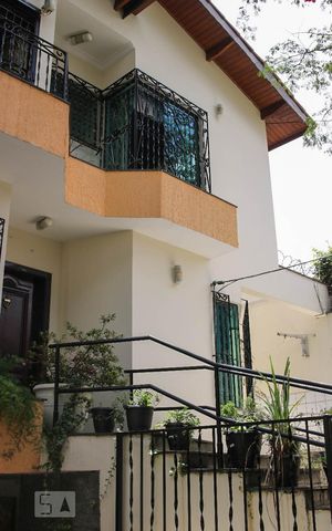 Casa à venda com 350m², 4 quartos e 3 vagas Casa à venda com 350m², 4 quartos e 3 vagasFachada