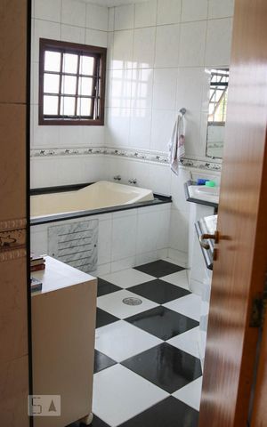 Casa à venda com 350m², 4 quartos e 3 vagas Casa à venda com 350m², 4 quartos e 3 vagasBanheiro
