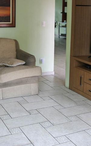 Casa à venda com 350m², 4 quartos e 3 vagas Casa à venda com 350m², 4 quartos e 3 vagasSala de TV