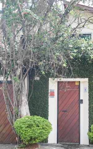 Casa à venda com 350m², 4 quartos e 3 vagas Casa à venda com 350m², 4 quartos e 3 vagasFachada