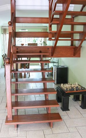 Casa à venda com 350m², 4 quartos e 3 vagas Casa à venda com 350m², 4 quartos e 3 vagasEscadas