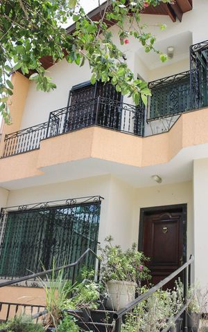 Casa à venda com 350m², 4 quartos e 3 vagas Casa à venda com 350m², 4 quartos e 3 vagasFachada