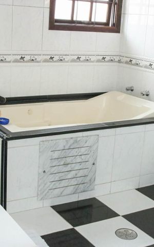 Casa à venda com 350m², 4 quartos e 3 vagas Casa à venda com 350m², 4 quartos e 3 vagasBanheiro
