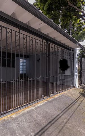 Casa à venda com 248m², 2 quartos e 2 vagasFachada