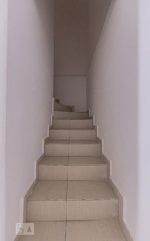 Casa à venda com 248m², 2 quartos e 2 vagasEscada