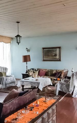 Casa à venda com 726m², 3 quartos e 2 vagas Casa à venda com 726m², 3 quartos e 2 vagasSala