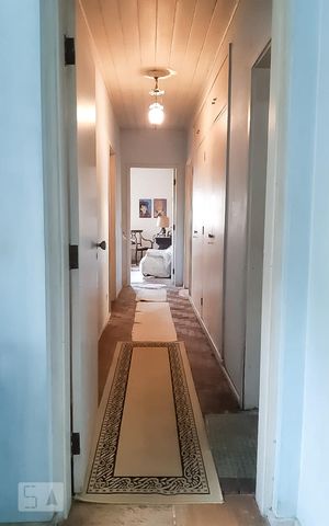 Casa à venda com 726m², 3 quartos e 2 vagas Casa à venda com 726m², 3 quartos e 2 vagasCorredor