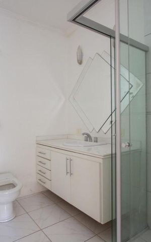 Casa de condomínio para alugar com 490m², 3 quartos e 4 vagasBanheiro Suíte 1
