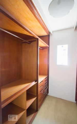 Casa de condomínio para alugar com 490m², 3 quartos e 4 vagasCloset Suíte 3