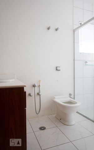 Casa de condomínio para alugar com 490m², 3 quartos e 4 vagasBanheiro Suíte 2