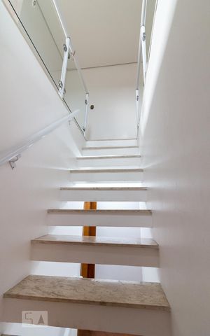 Casa à venda com 385m², 4 quartos e 2 vagasEscadas para quarto 3 suíte