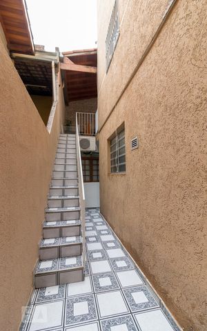 Casa à venda com 385m², 4 quartos e 2 vagasEscadas para churrasqueira