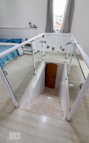 Casa à venda com 385m², 4 quartos e 2 vagasEscadas