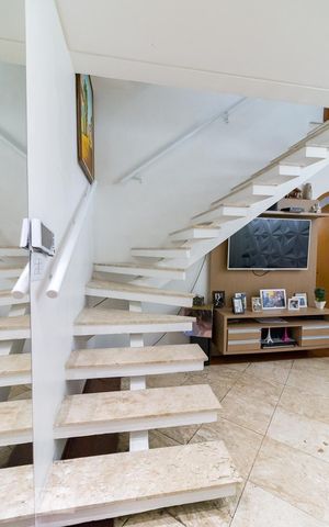 Casa à venda com 385m², 4 quartos e 2 vagasEscadas