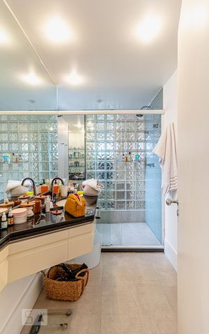 Apartamento à venda com 130m², 1 quarto e 2 vagas Apartamento à venda com 130m², 1 quarto e 2 vagasBanheiro da suíte