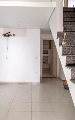 Casa à venda com 120m², 3 quartos e 4 vagas Casa à venda com 120m², 3 quartos e 4 vagasSala