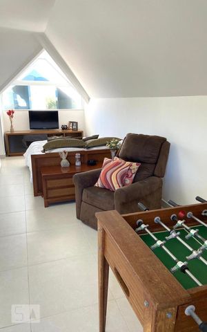 Casa de condomínio à venda com 243m², 4 quartos e 2 vagas