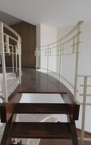 Apartamento para alugar com 380m², 3 quartos e 2 vagasEscadas