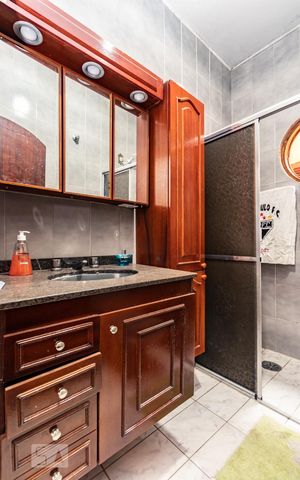 Casa para alugar com 240m², 5 quartos e 2 vagasBanheiro 