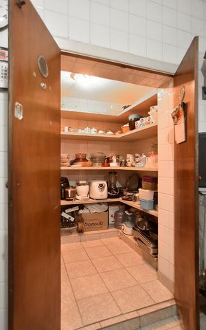 Casa à venda com 440m², 5 quartos e 8 vagasCozinha - dispensa