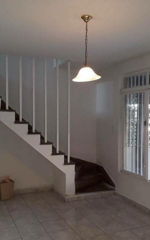 Casa à venda com 250m², 2 quartos e 3 vagas Casa à venda com 250m², 2 quartos e 3 vagasSala