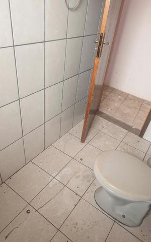 Casa à venda com 334m², 2 quartos e 6 vagasBanheiro 1