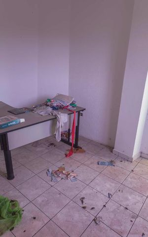 Casa à venda com 334m², 2 quartos e 6 vagasSala