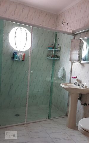 Casa à venda com 180m², 2 quartos e 5 vagas Casa à venda com 180m², 2 quartos e 5 vagasBanheiro Quarto 1