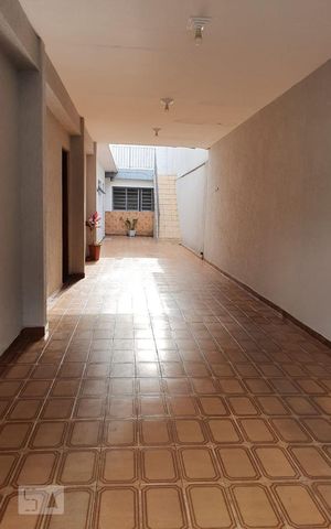 Casa à venda com 180m², 2 quartos e 5 vagas Casa à venda com 180m², 2 quartos e 5 vagasQuintal