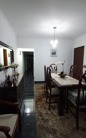 Casa à venda com 180m², 2 quartos e 5 vagas Casa à venda com 180m², 2 quartos e 5 vagasSala de Jantar