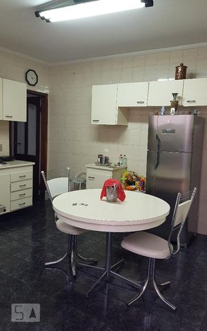 Casa à venda com 180m², 2 quartos e 5 vagas Casa à venda com 180m², 2 quartos e 5 vagasCozinha