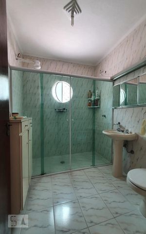 Casa à venda com 180m², 2 quartos e 5 vagas Casa à venda com 180m², 2 quartos e 5 vagasBanheiro Quarto 1